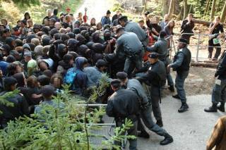 Polizei schlägt auf DemonstrantInnen ein