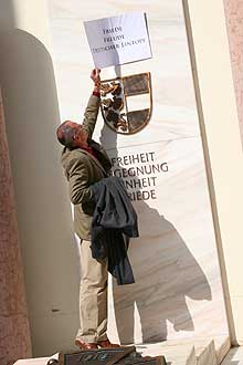 stadtspaziergang - polizei entfernt tafeln von der stätte der kärntner einheit