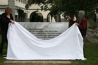 stadtspaziergang - das denkmal für die opfer der partisanen wird verhüllt...